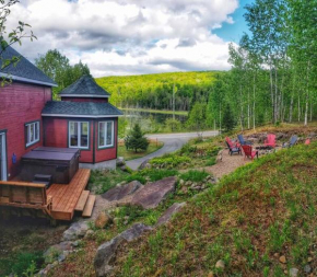 Spacious chalet with lake access, hot tub, pool table and indoor & outdoor fireplaces